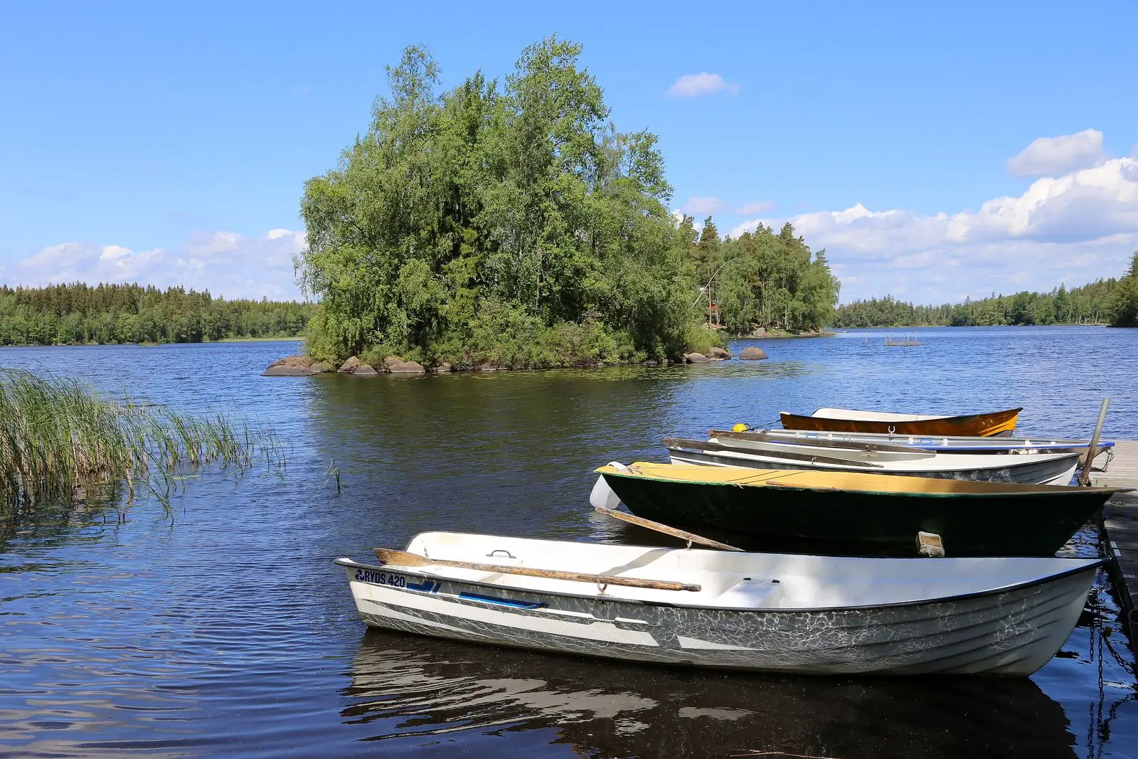 Båtar vid sjön Tiken
