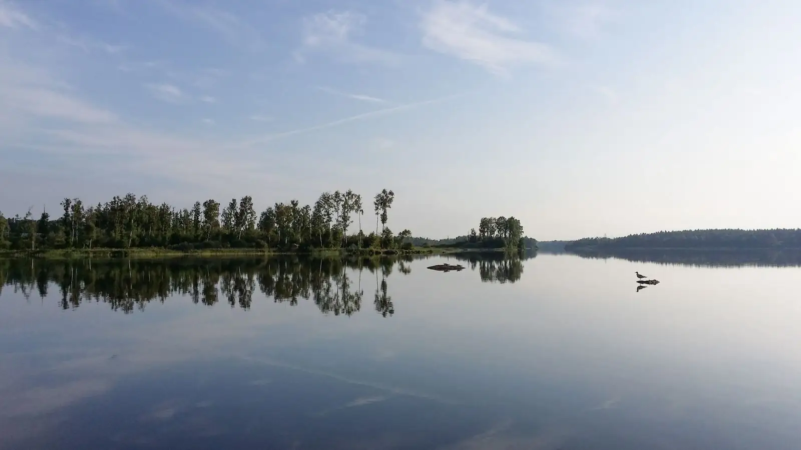 Spegelblank sjö vid Alvesta