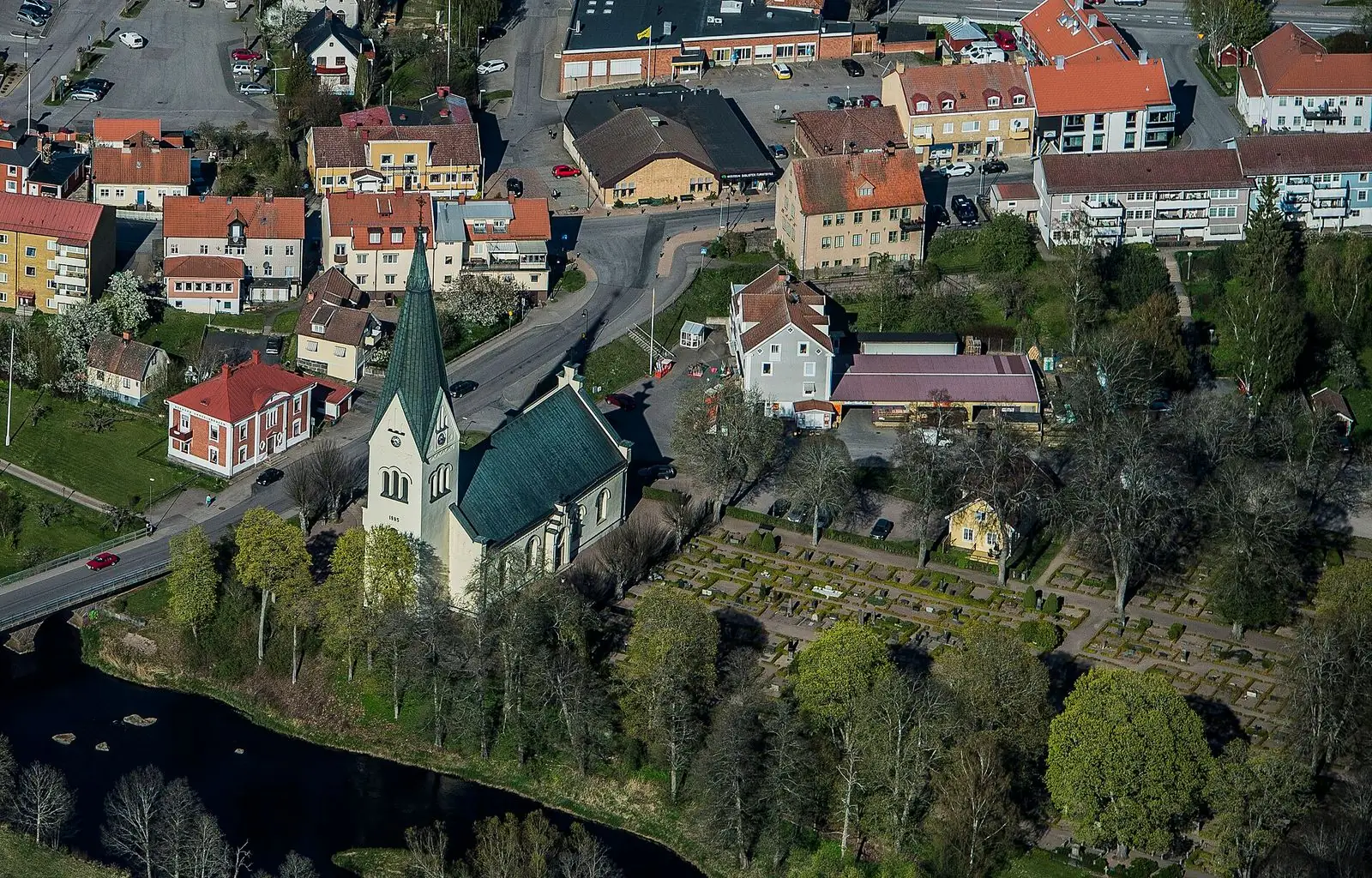 Högsby från luften med kyrkan