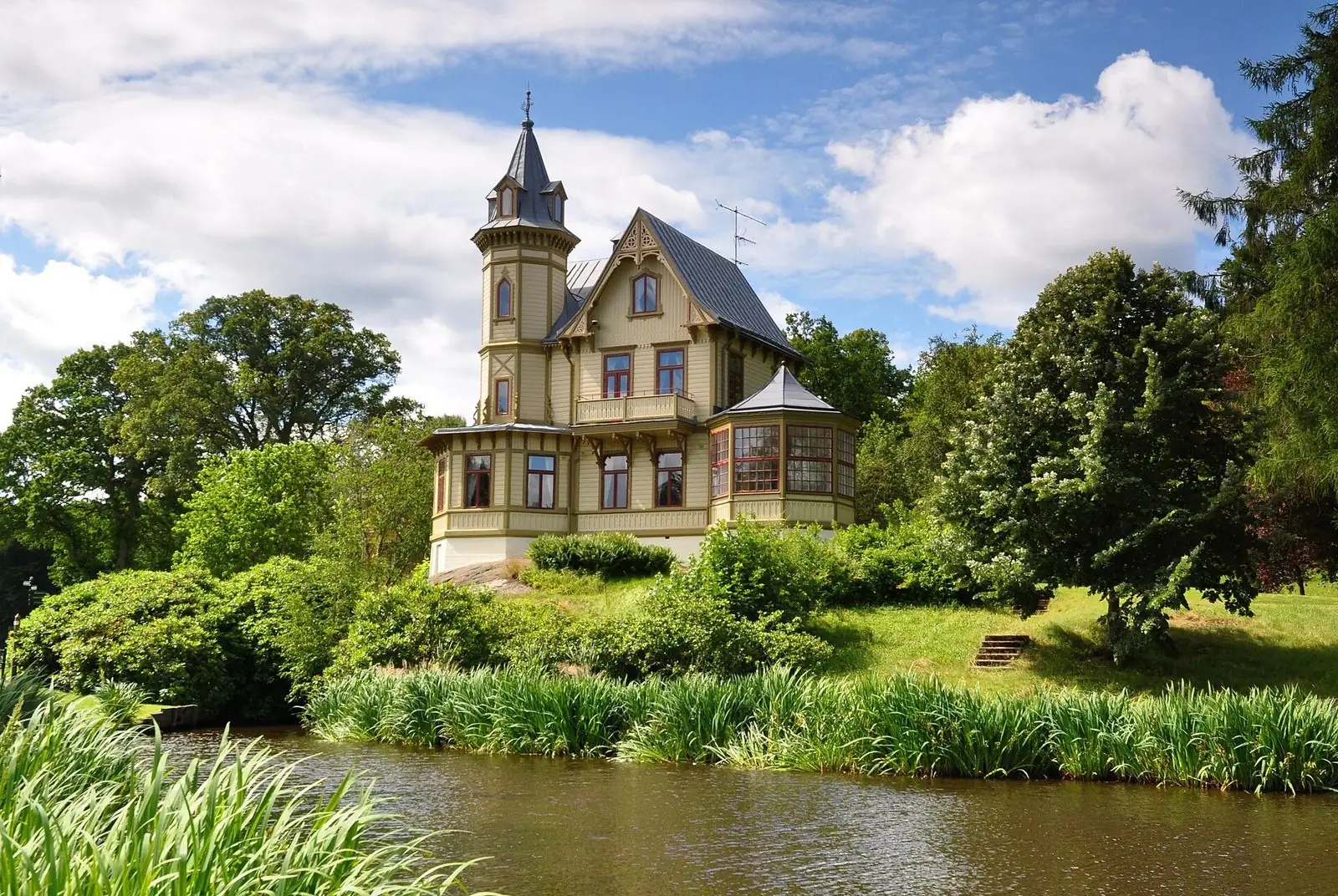 Villa vid vattnet i Brunnsparken