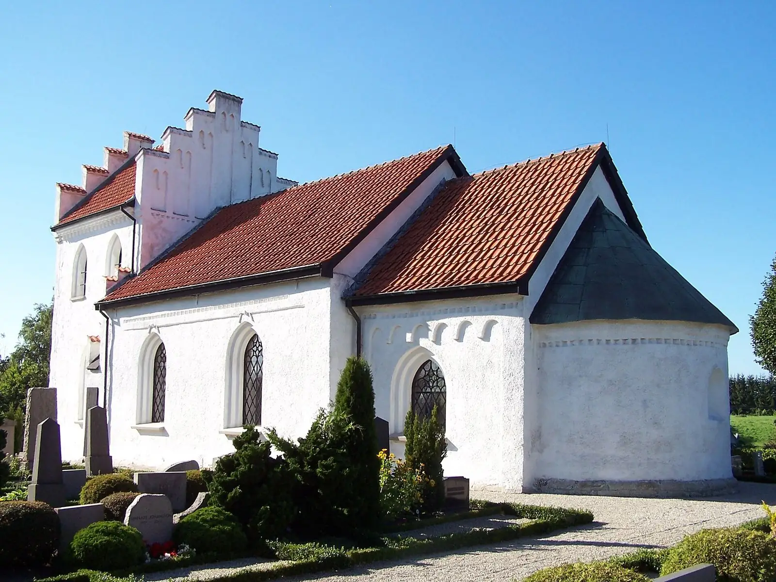 Vitkalkad kyrka i Svalövs kommun