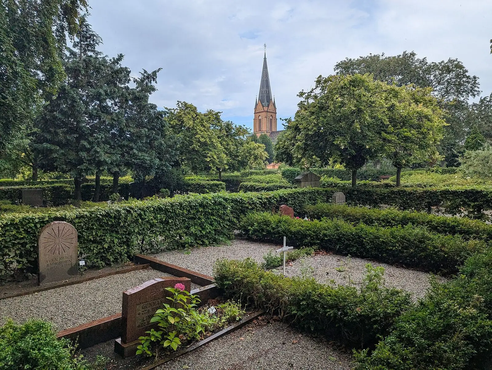Kyrka och trädgård i Burlöv