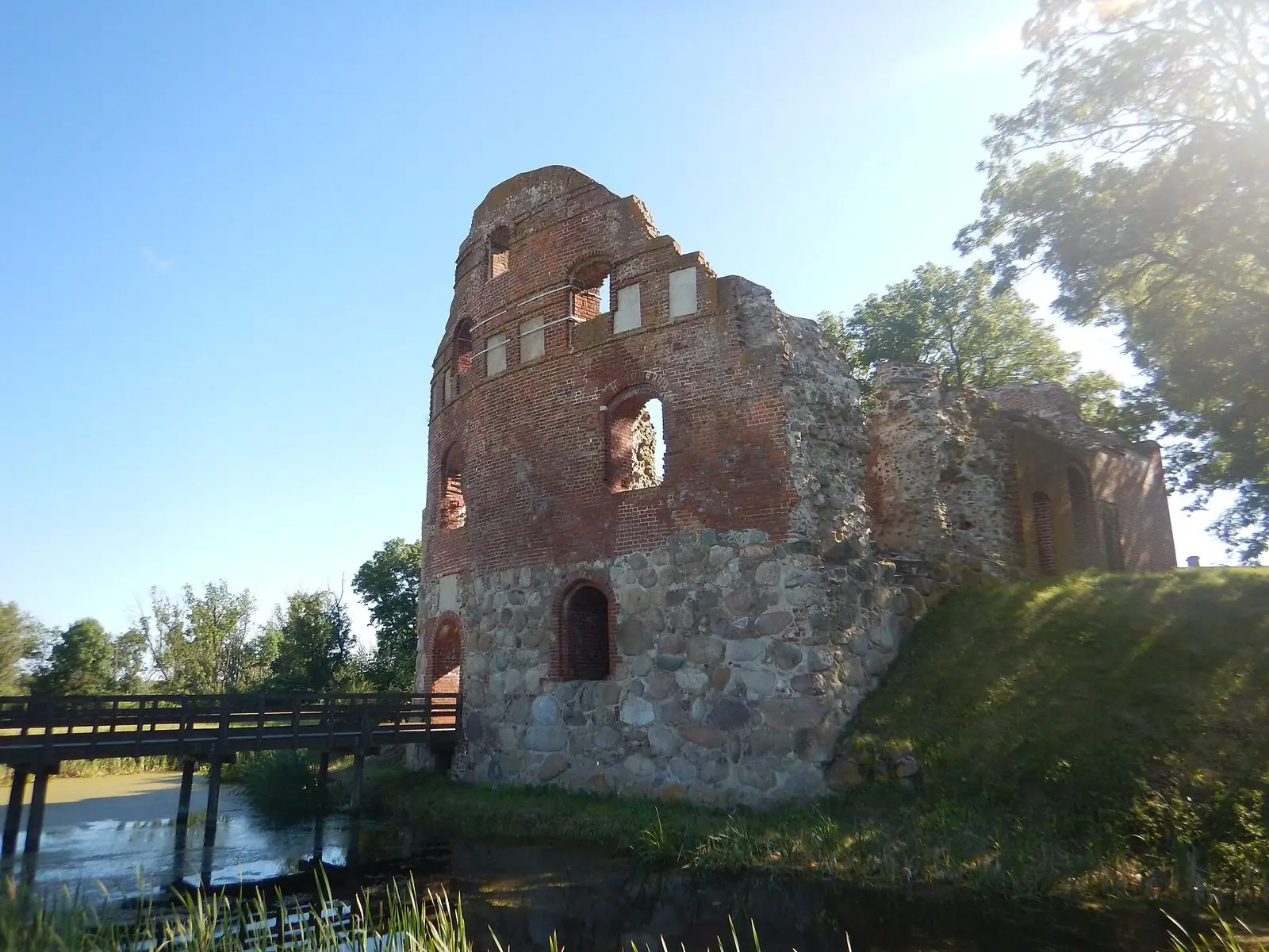 Borgruin vid vatten