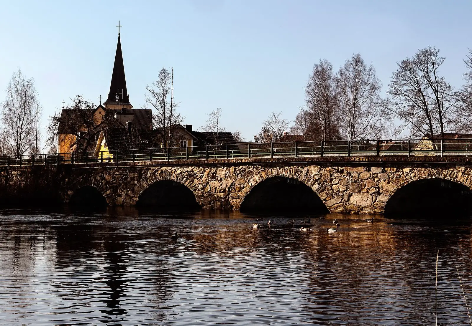 Stenbro och kyrka vid vattnet