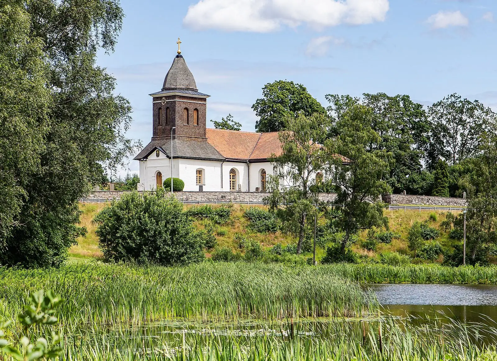 Kyrka vid vattnet i Örkelljunga