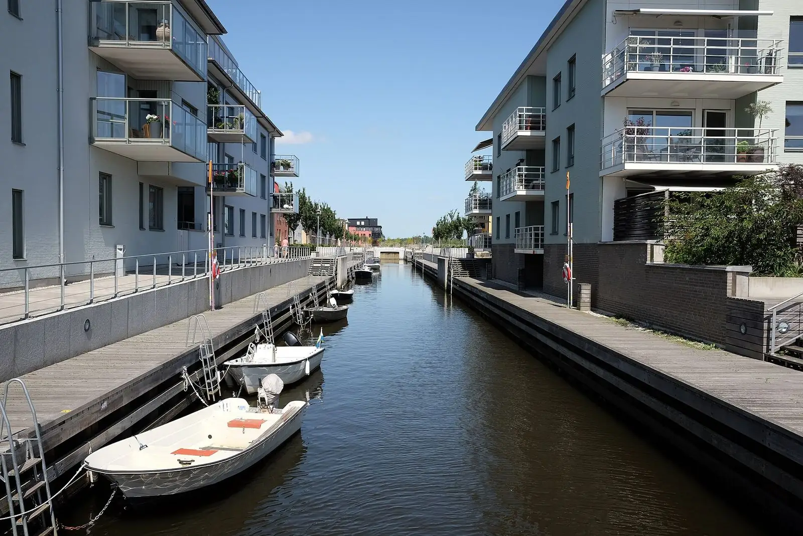 Kanal och hus i Lomma hamn