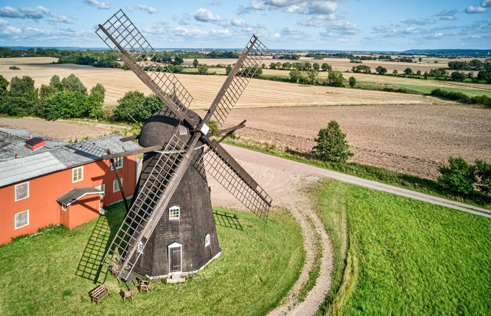 Väderkvarn och fält i Åstorp