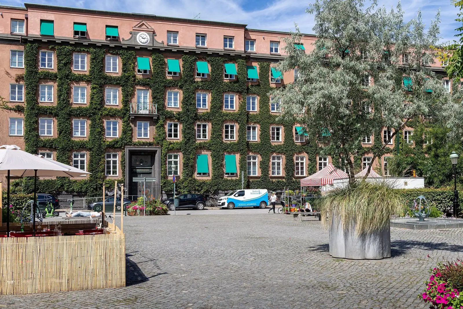Davidshallstorg med uteservering och grönklätt hus