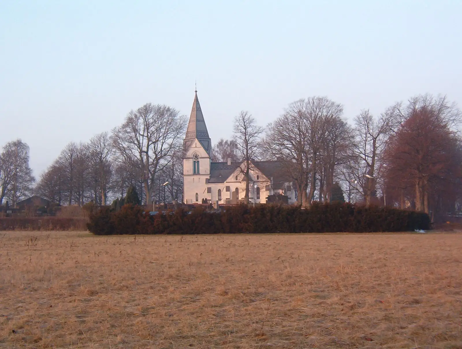 Fosie kyrka sedd över fälten