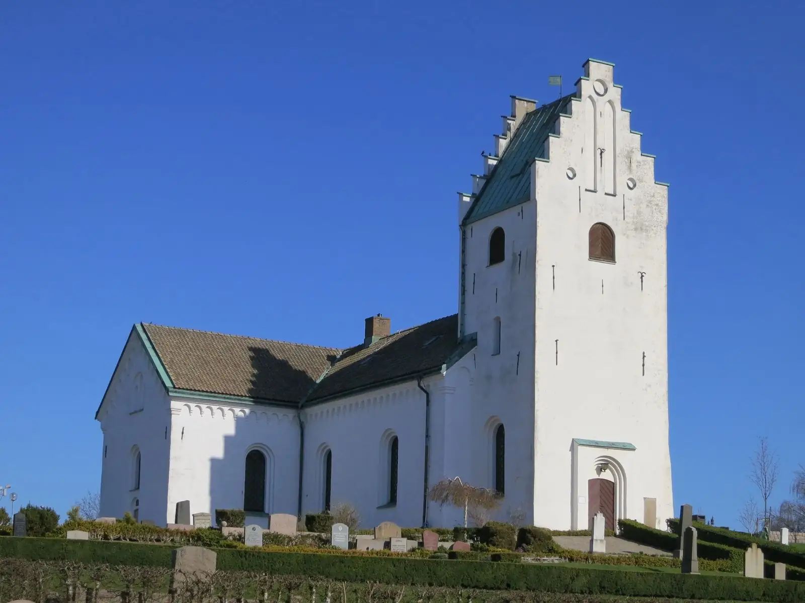 Husie kyrka i blå himmel