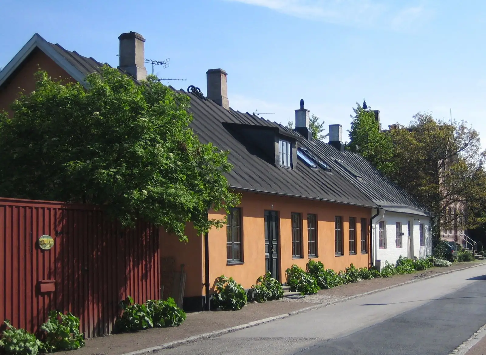 Gamla hus längs en gata i Limhamn