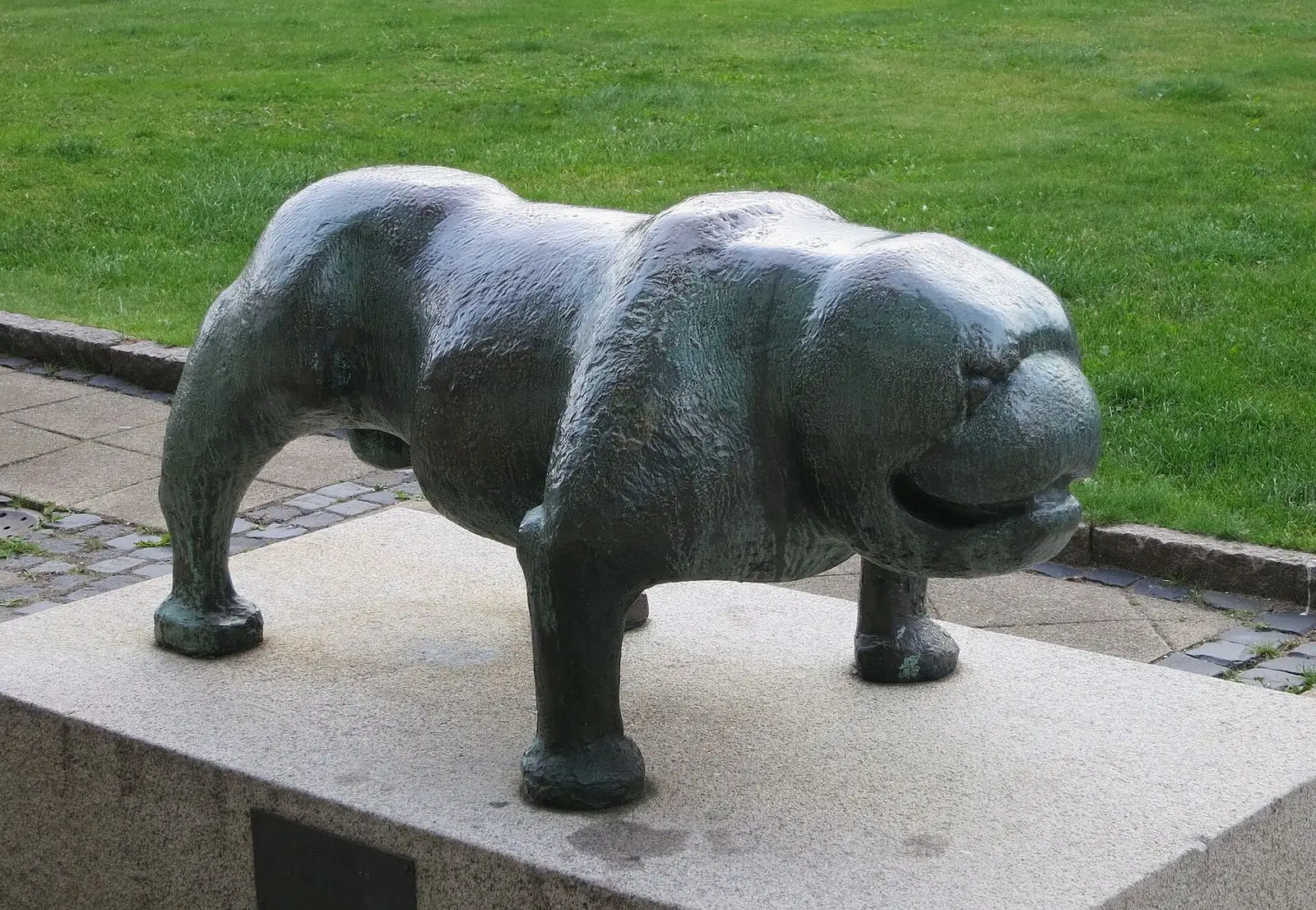 Skulptur av en bulldogg i Lorensborg