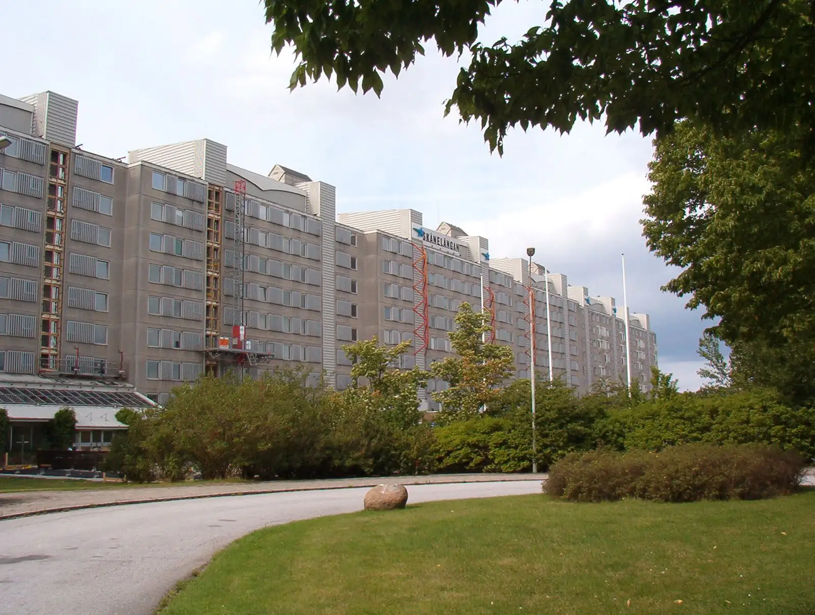 Höghus och grönska i Rosengård