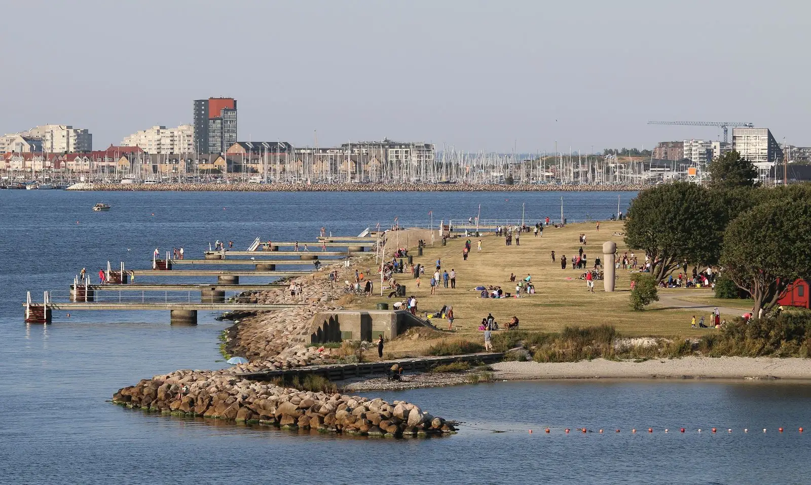 Stranden vid Sibbarp med stan i bakgrunden