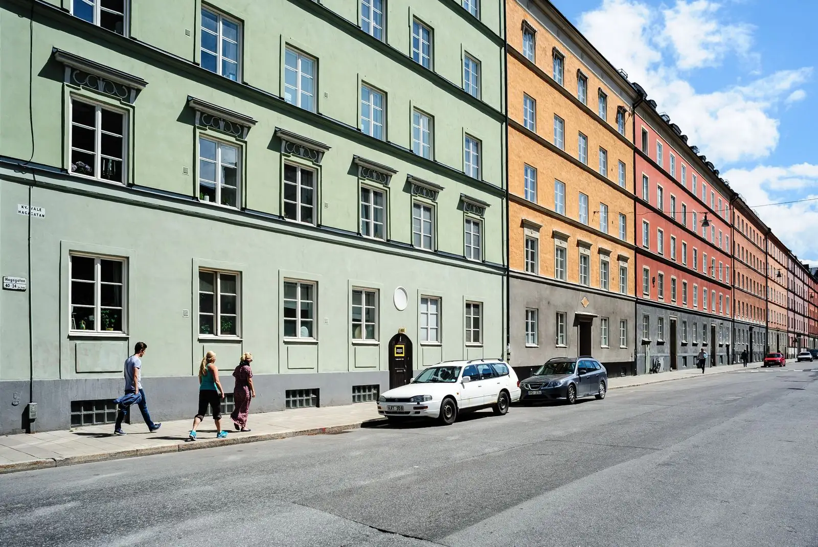 Färgglada stenhus vid en gata nära Södervärn