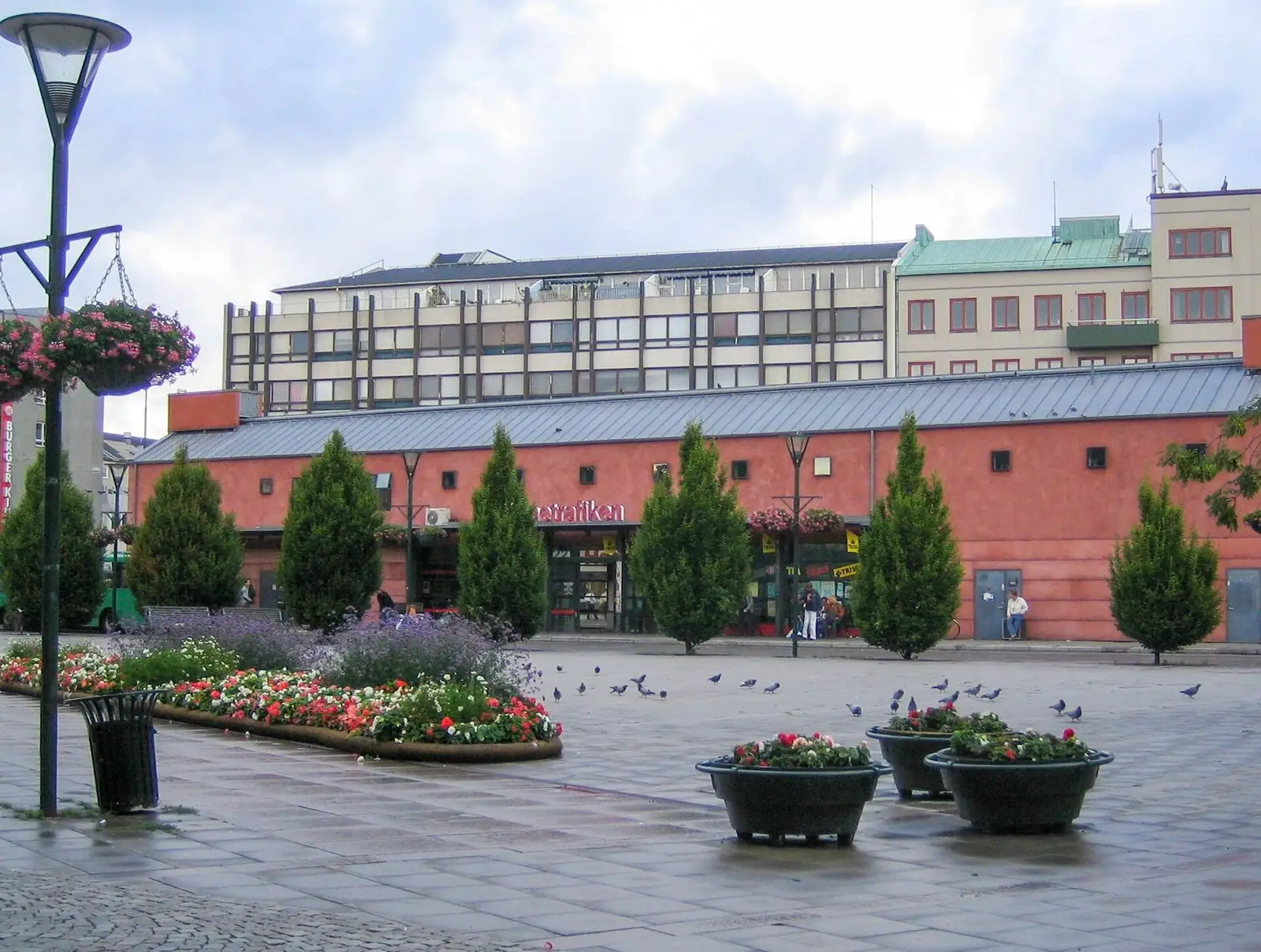 Värnhemstorget med blomsterplantering