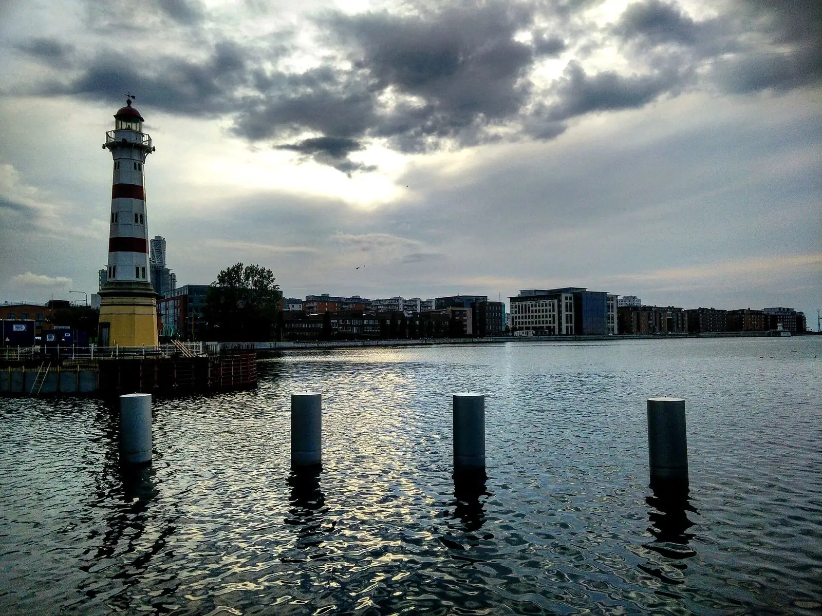 Fyren och vattnet i Västra hamnen