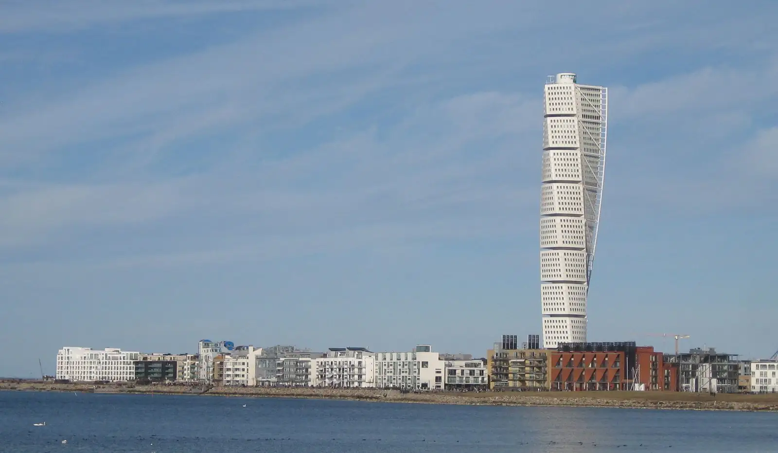 Turning Torso och bostäderna vid vattnet i Västra hamnen