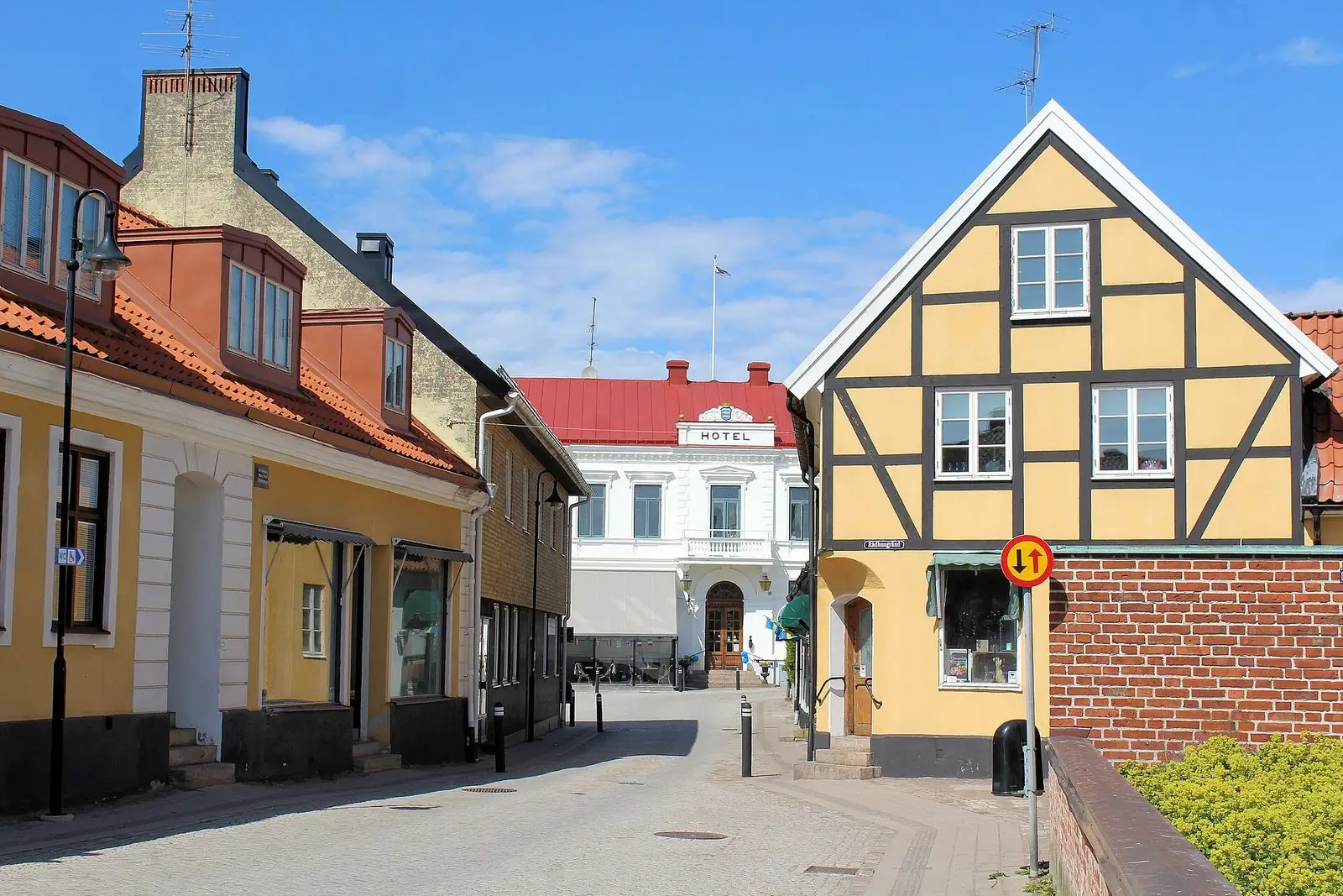 Gata med gamla hus i Laholm