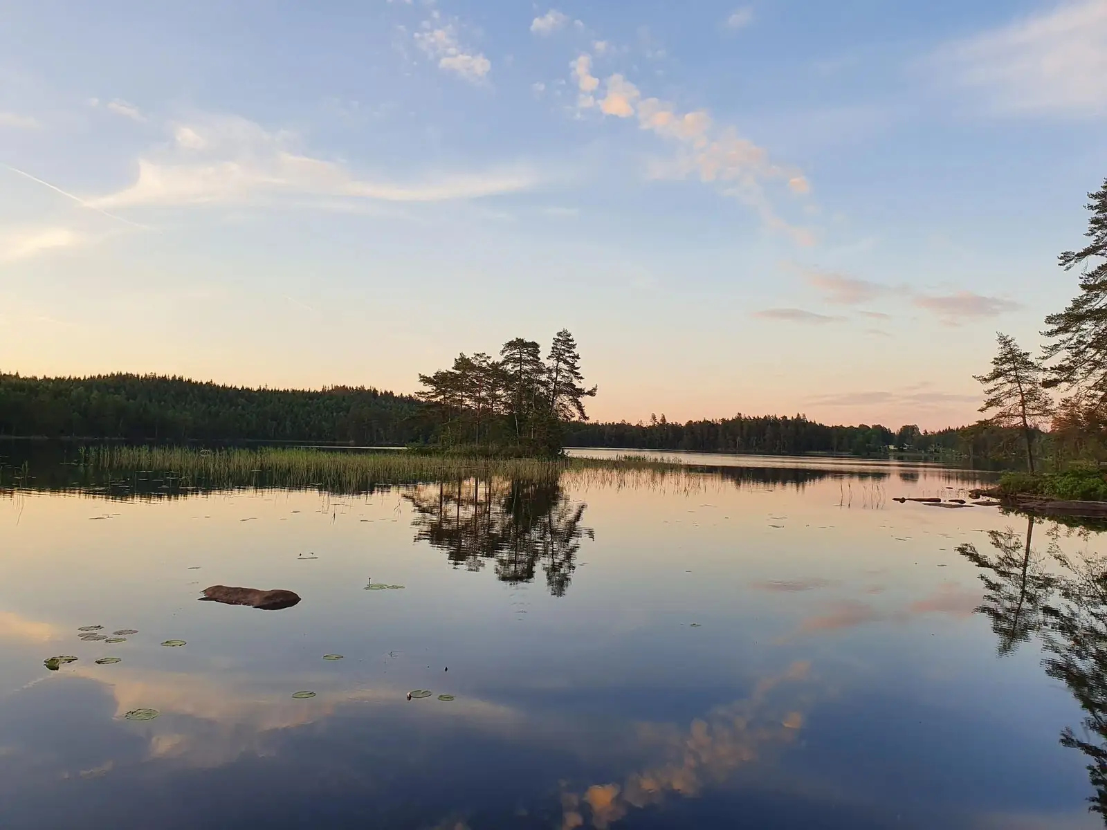 Sjö i solnedgång i Härryda