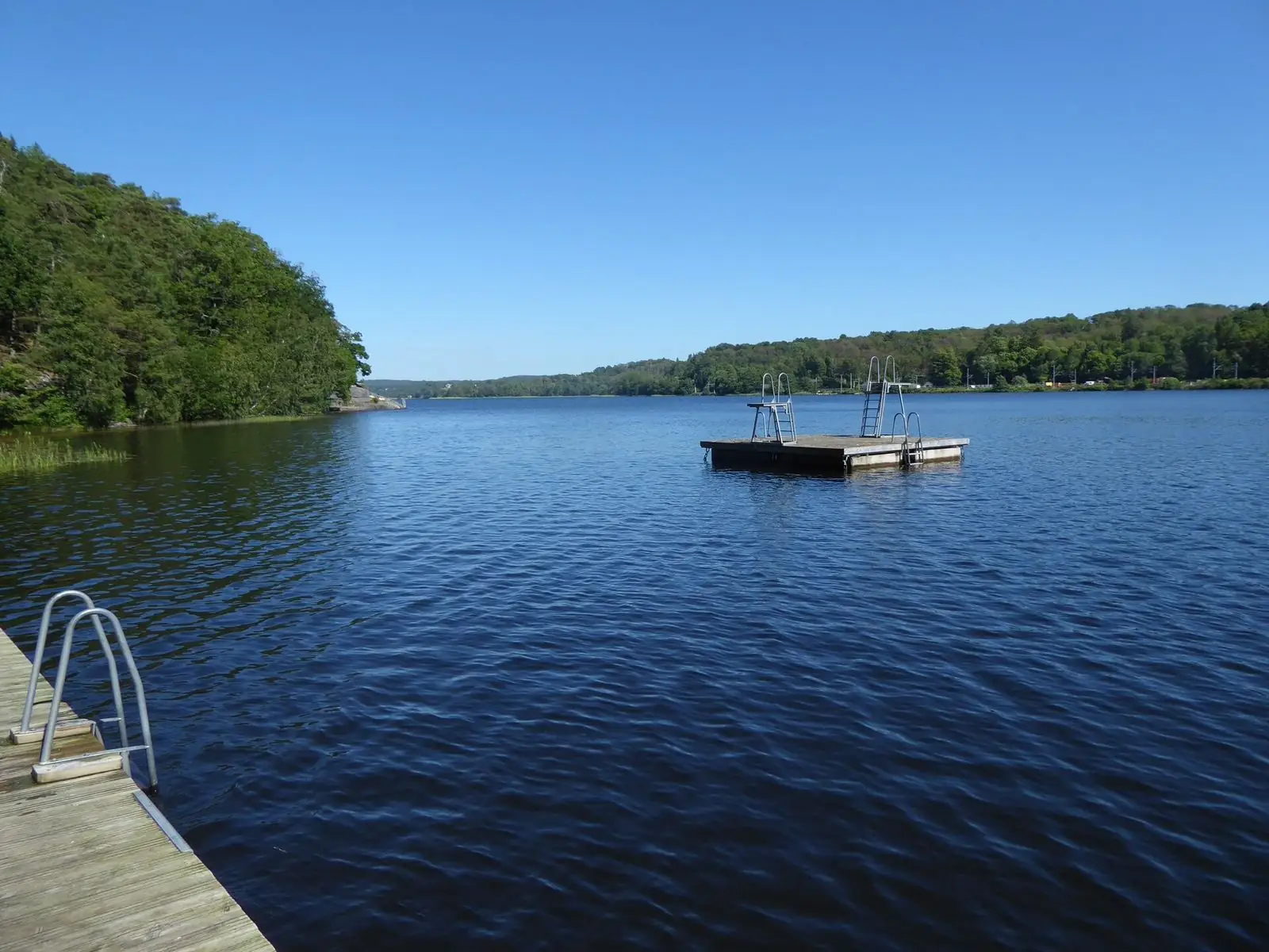 Sjö med badflotte i Partille