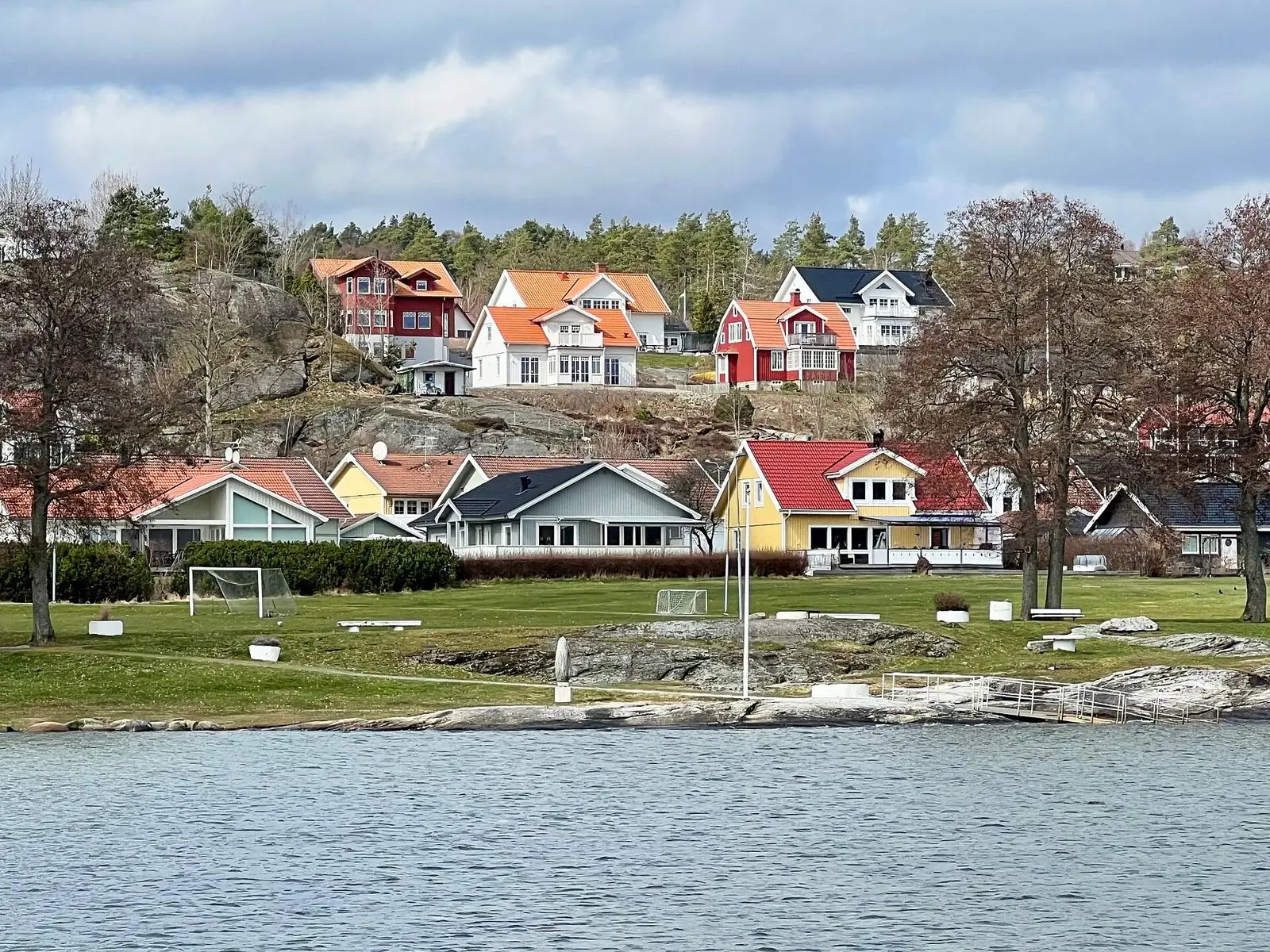 Färgglada hus vid havet