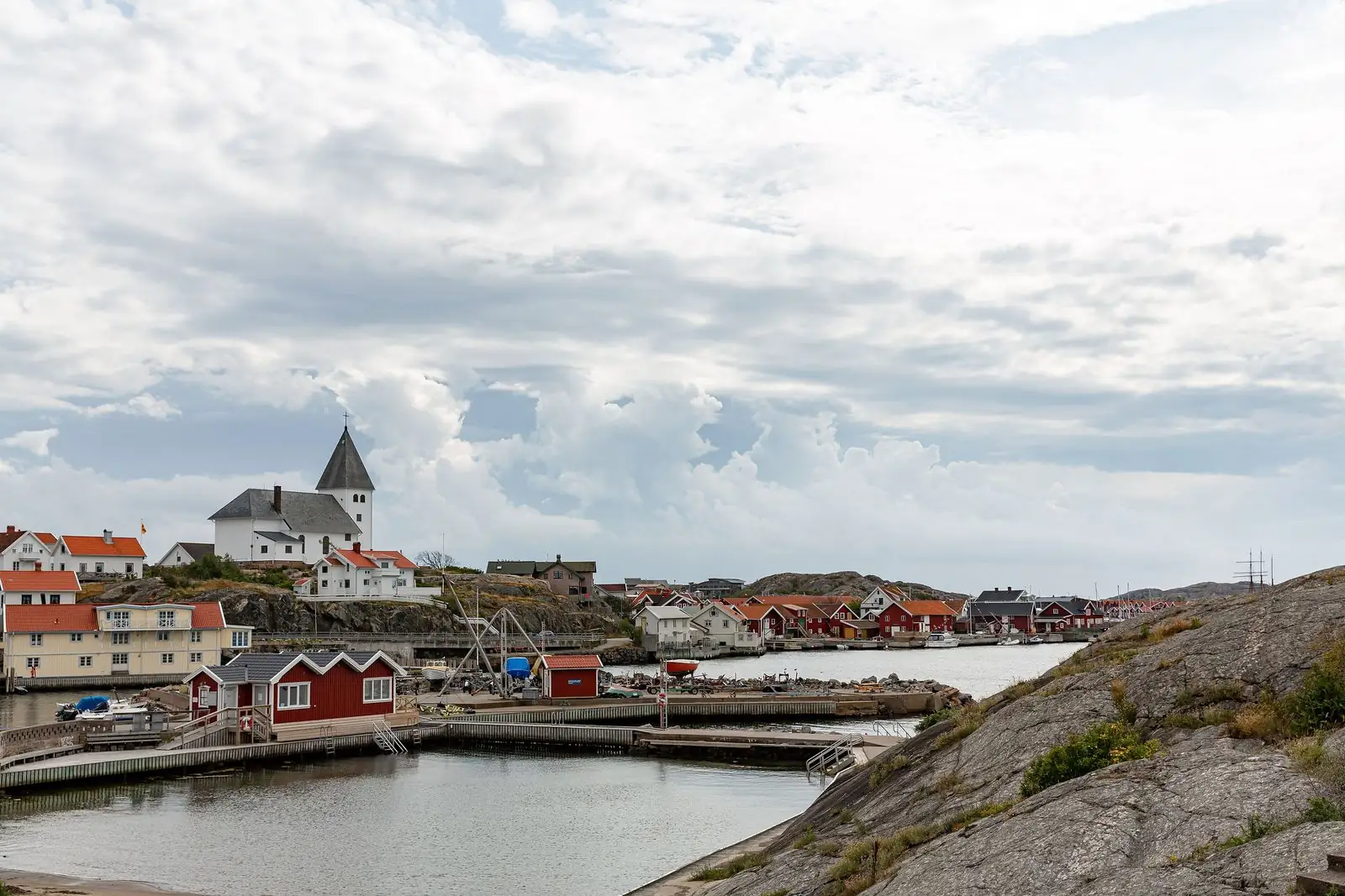 Skärhamn med kyrkan och hamnen