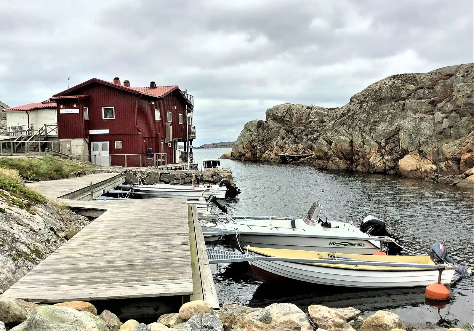 Röda bodar vid havet på Orust