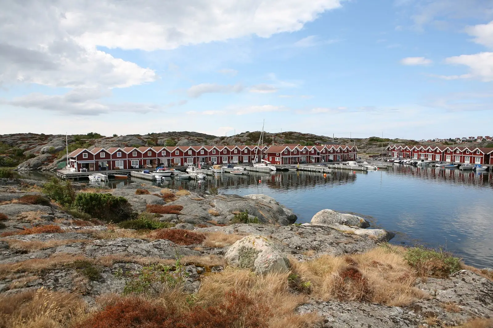 Sjöbodar vid klipporna på Orust