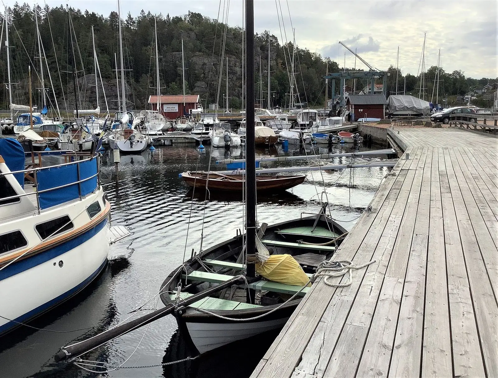 Båtar vid bryggan på Orust