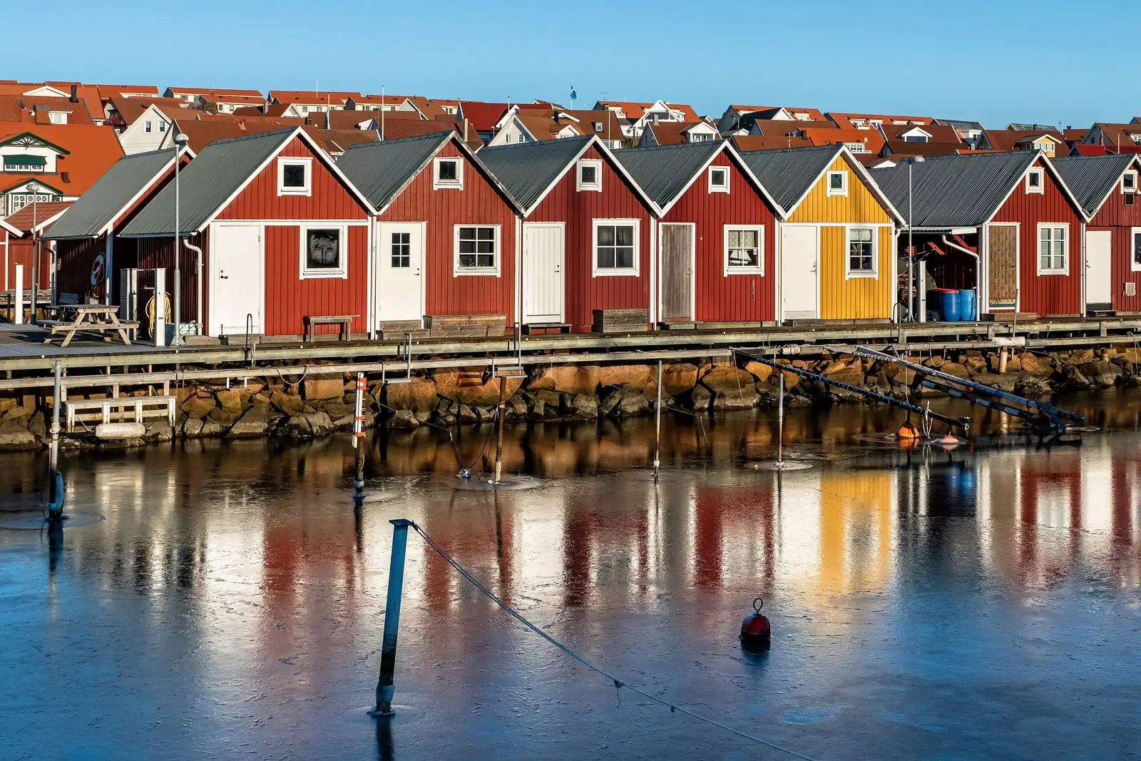 Röda sjöbodar vid Smögenbryggan
