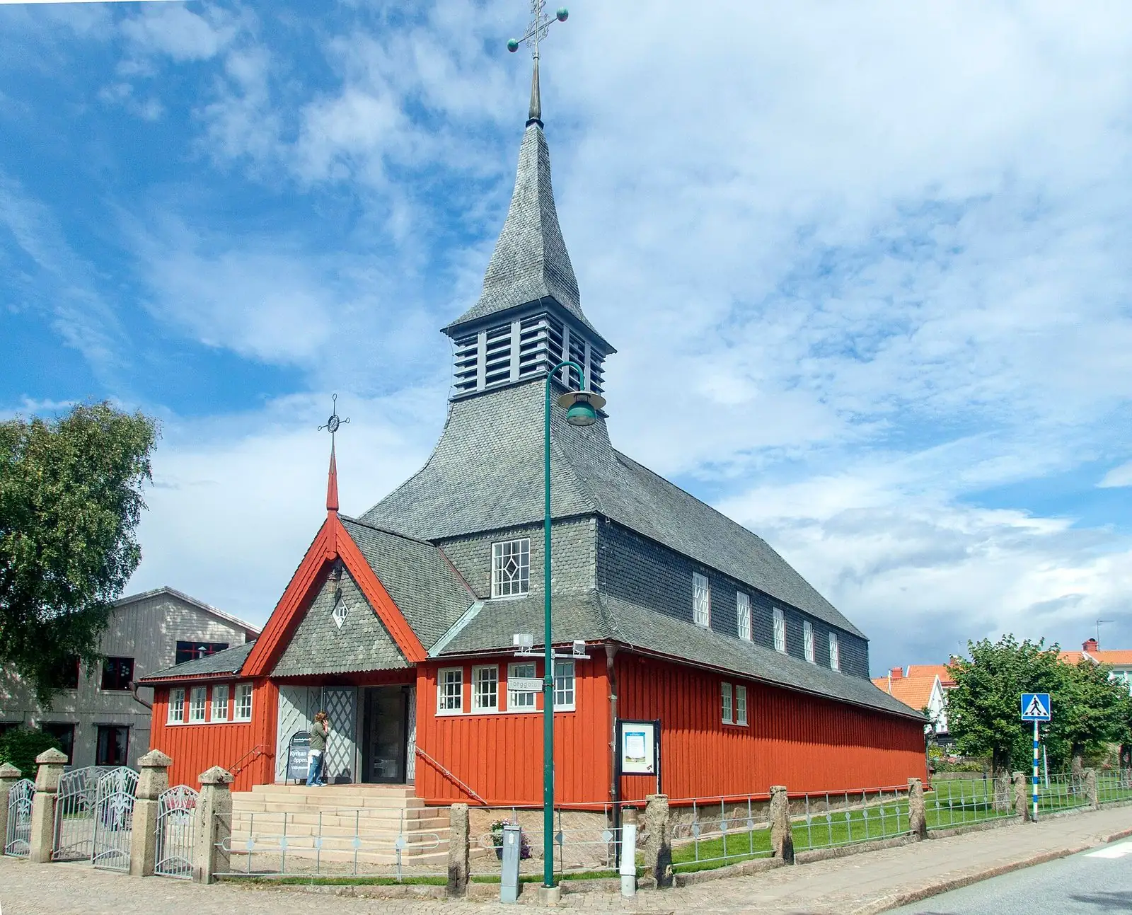 Röd träkyrka i Sotenäs