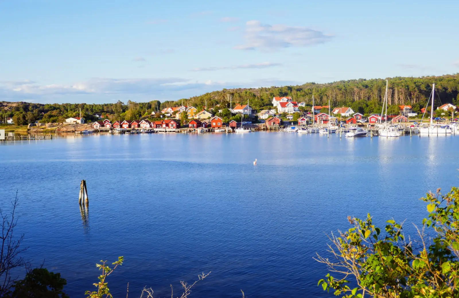 Fiskeläge vid havet i Tanum
