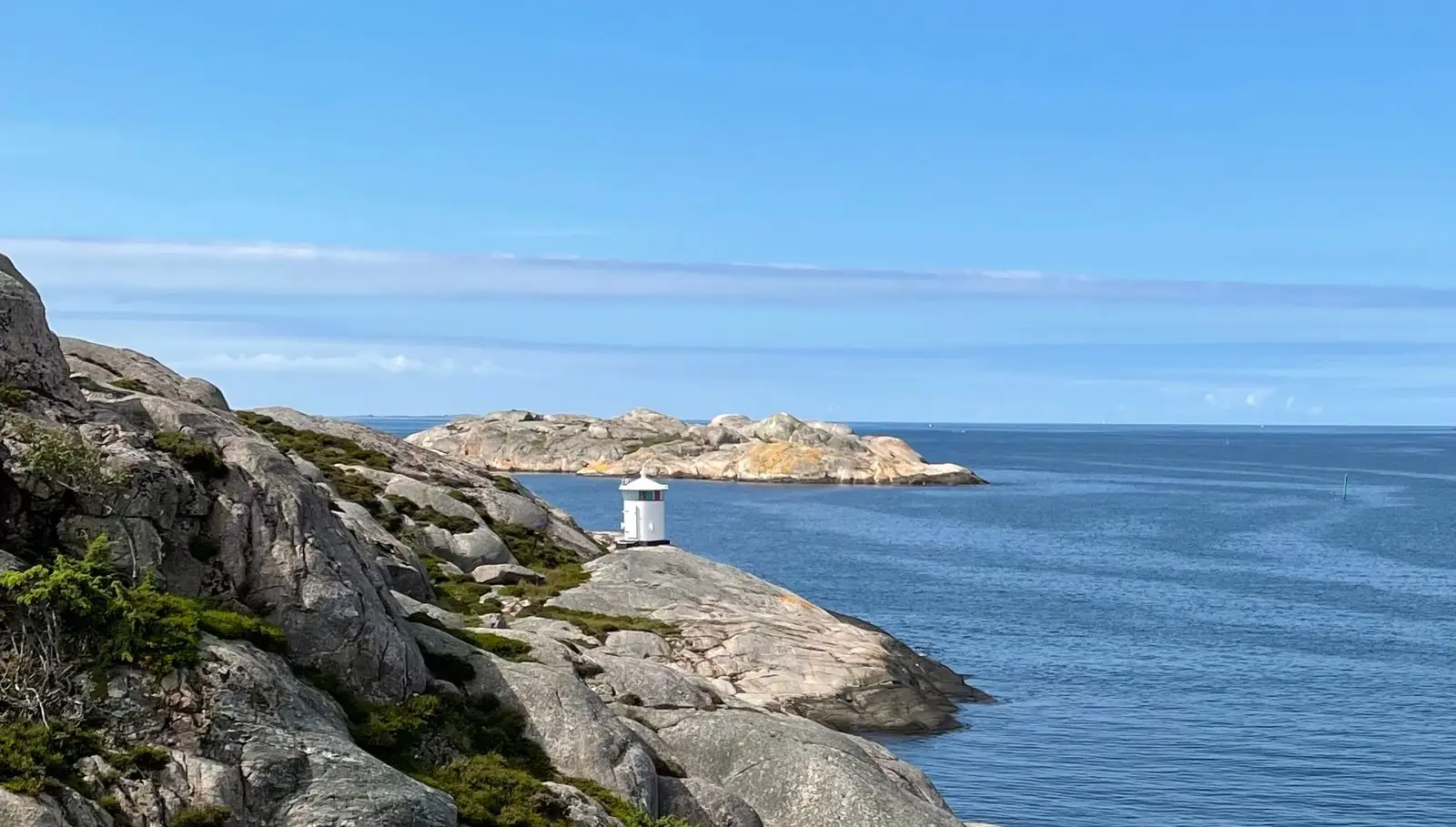 Fyr på klipporna vid havet