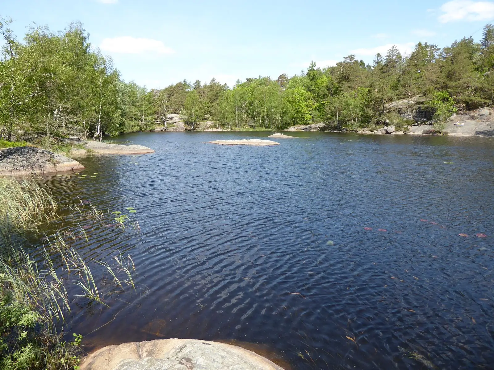 Sjö och klippor i Ale