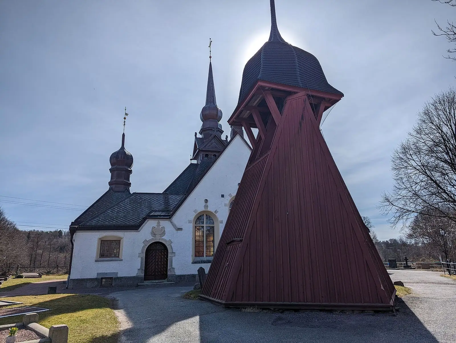 Kyrka med klockstapel i Lerum