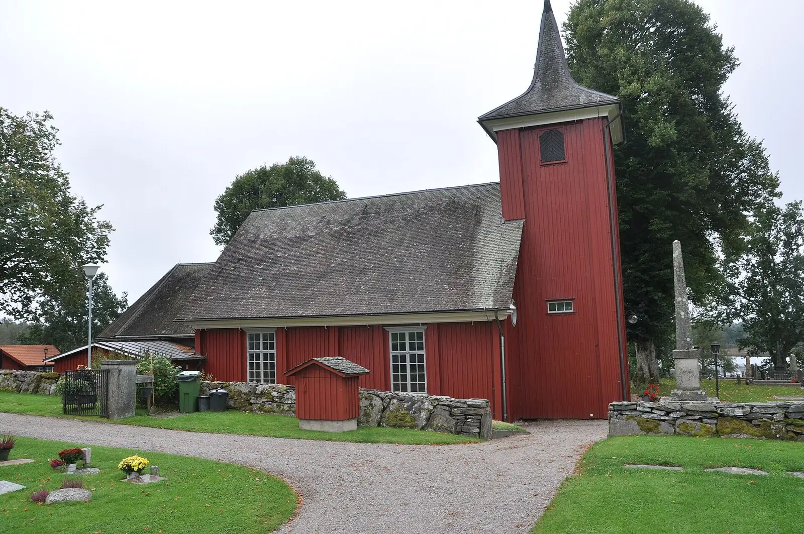 Röd träkyrka i Mellerud