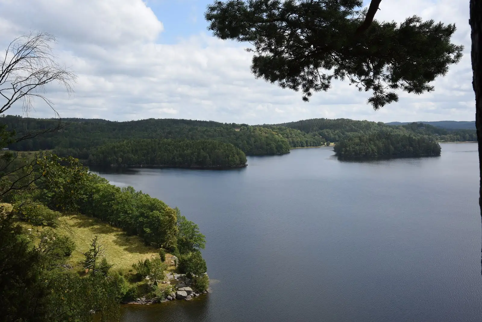 Sjö och skog i Mark