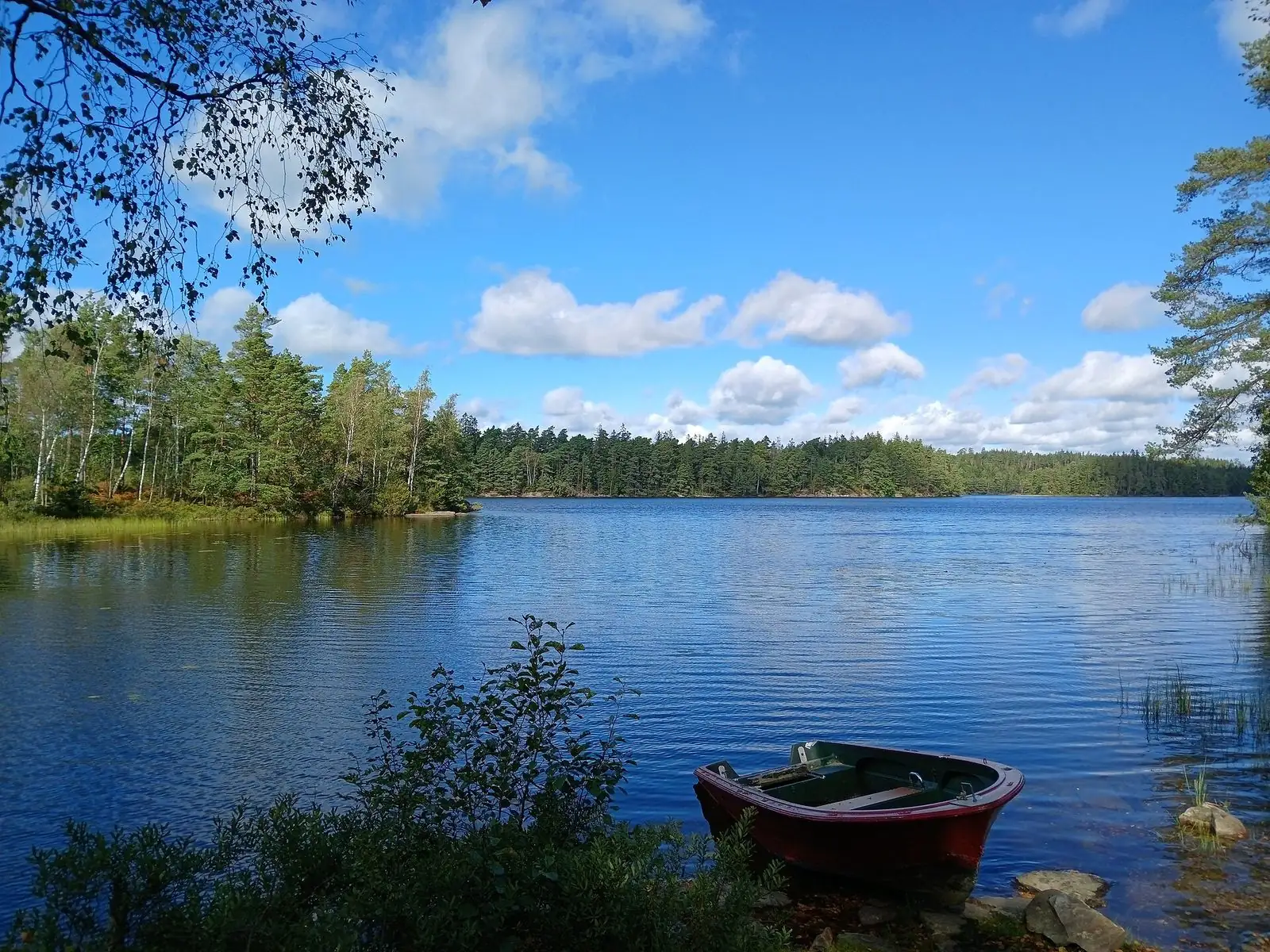Sjö med båt i Mark