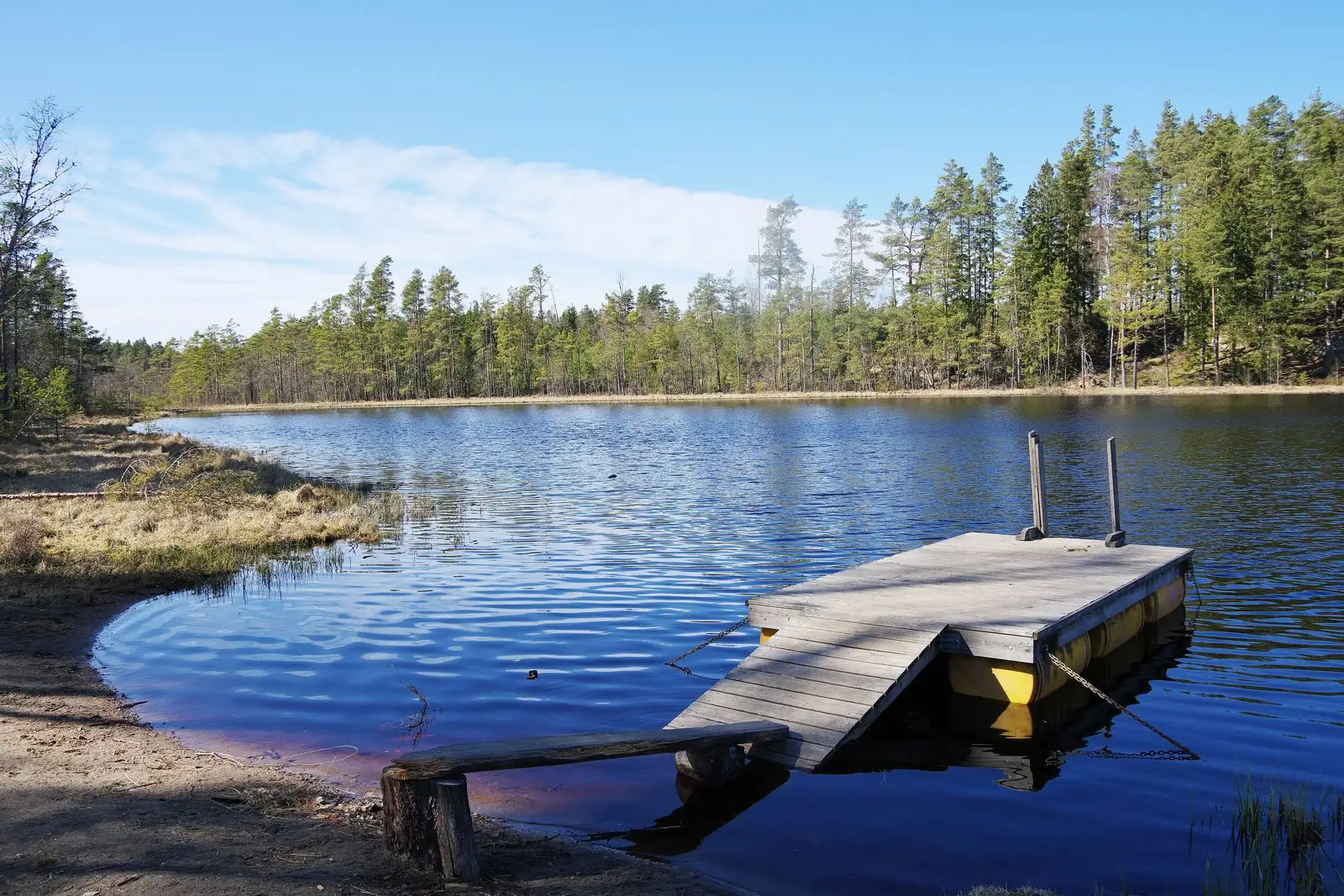 Sjö med brygga i Herrljunga