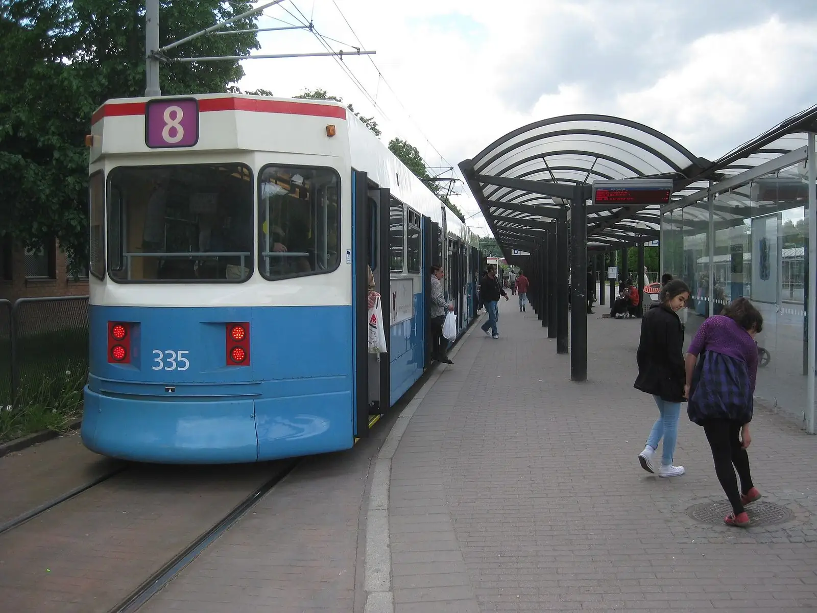 Spårvagnshållplatsen vid Angered centrum