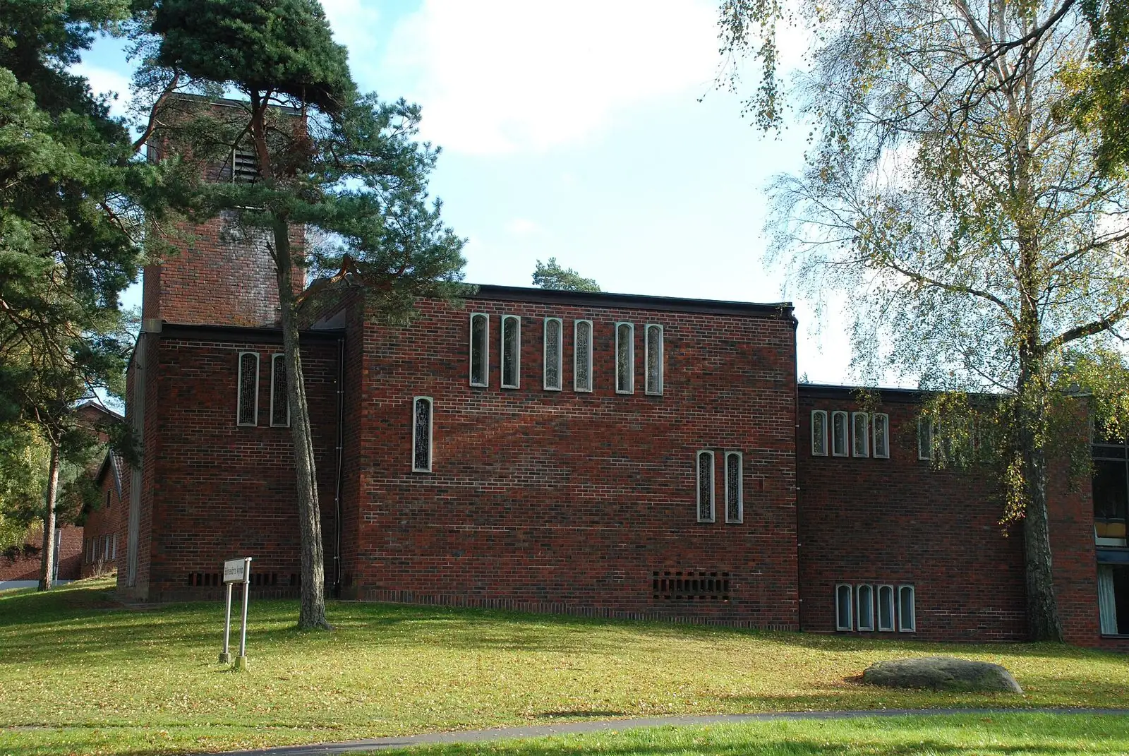 Björkekärrs kyrka bland träden