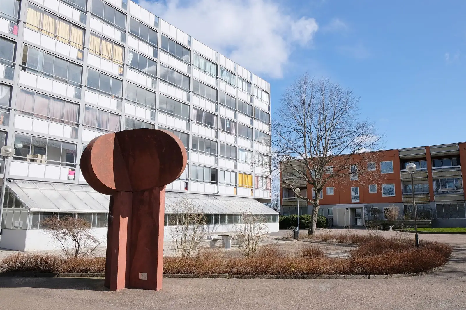 Bostadshus med konstverk i Västra Gårdsten