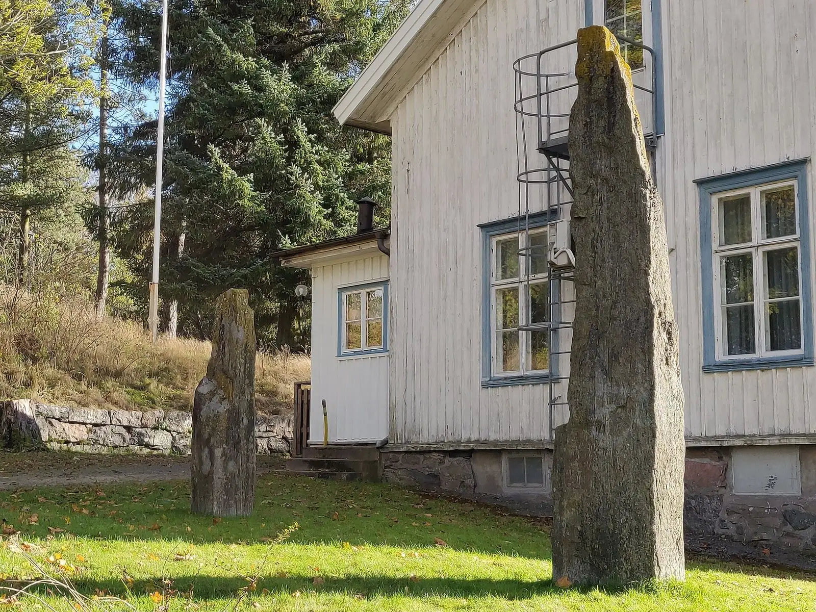 Gamla småskolan och bautastenarna i Gunnilse