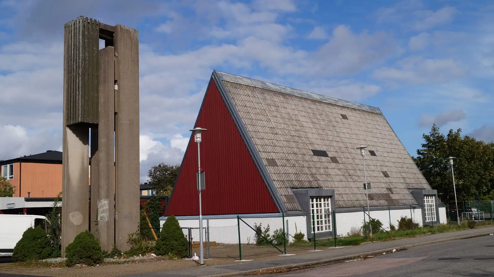 Hammarkullens kyrka med det spetsiga taket
