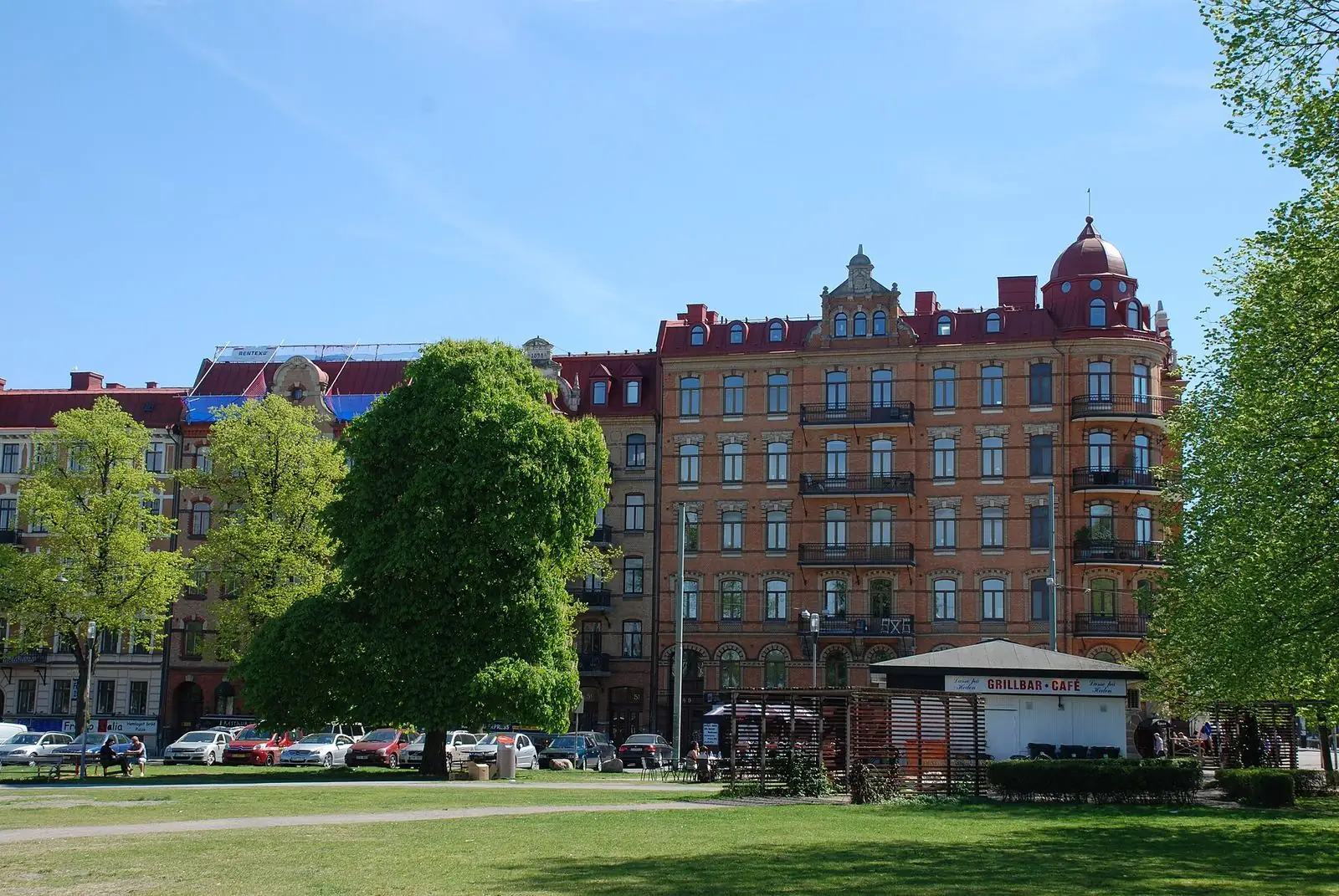Engelbrektsgatan med stenhus och träd