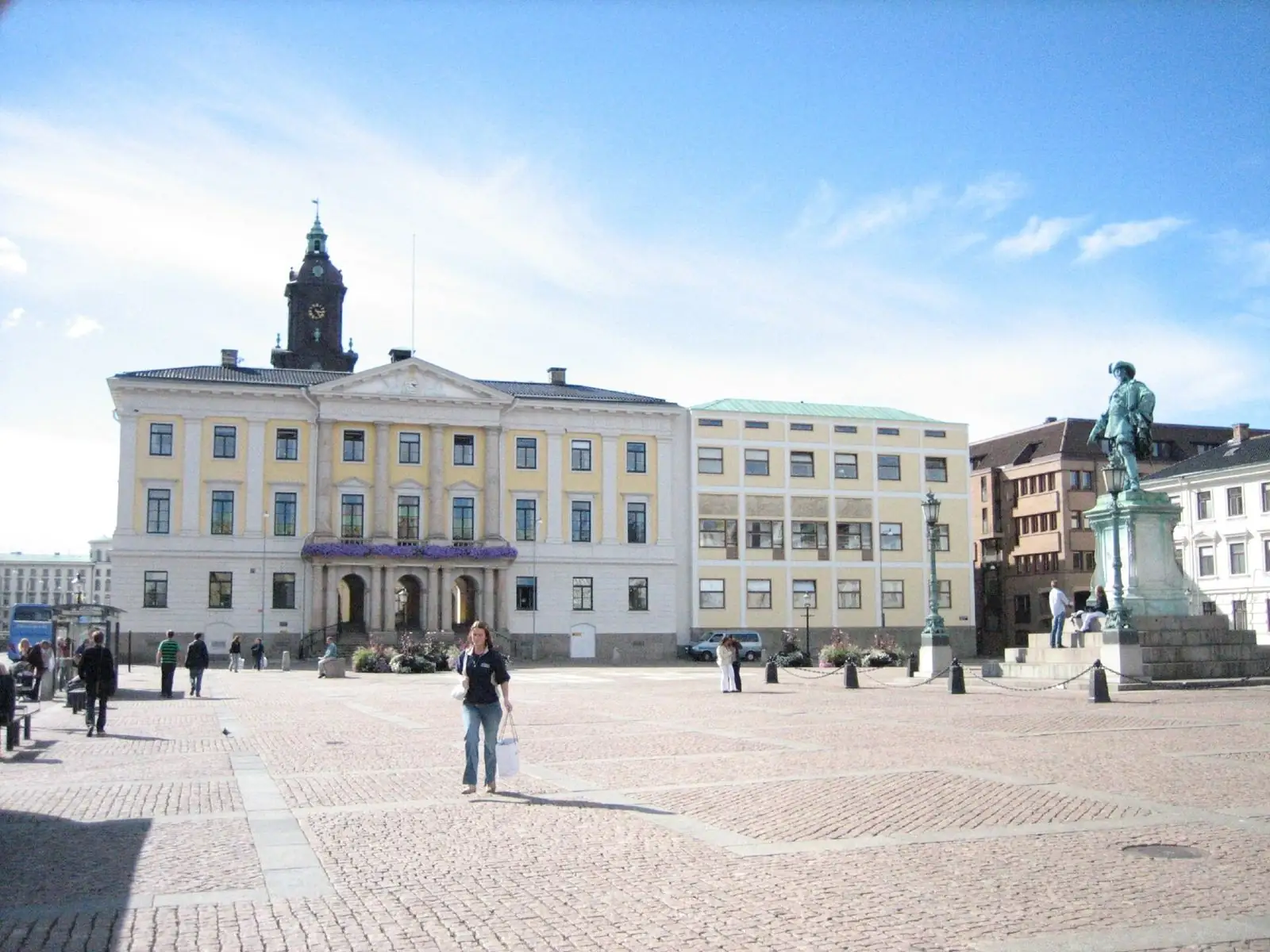 Gustaf Adolfs torg med rådhuset och statyn av Gustav II Adolf