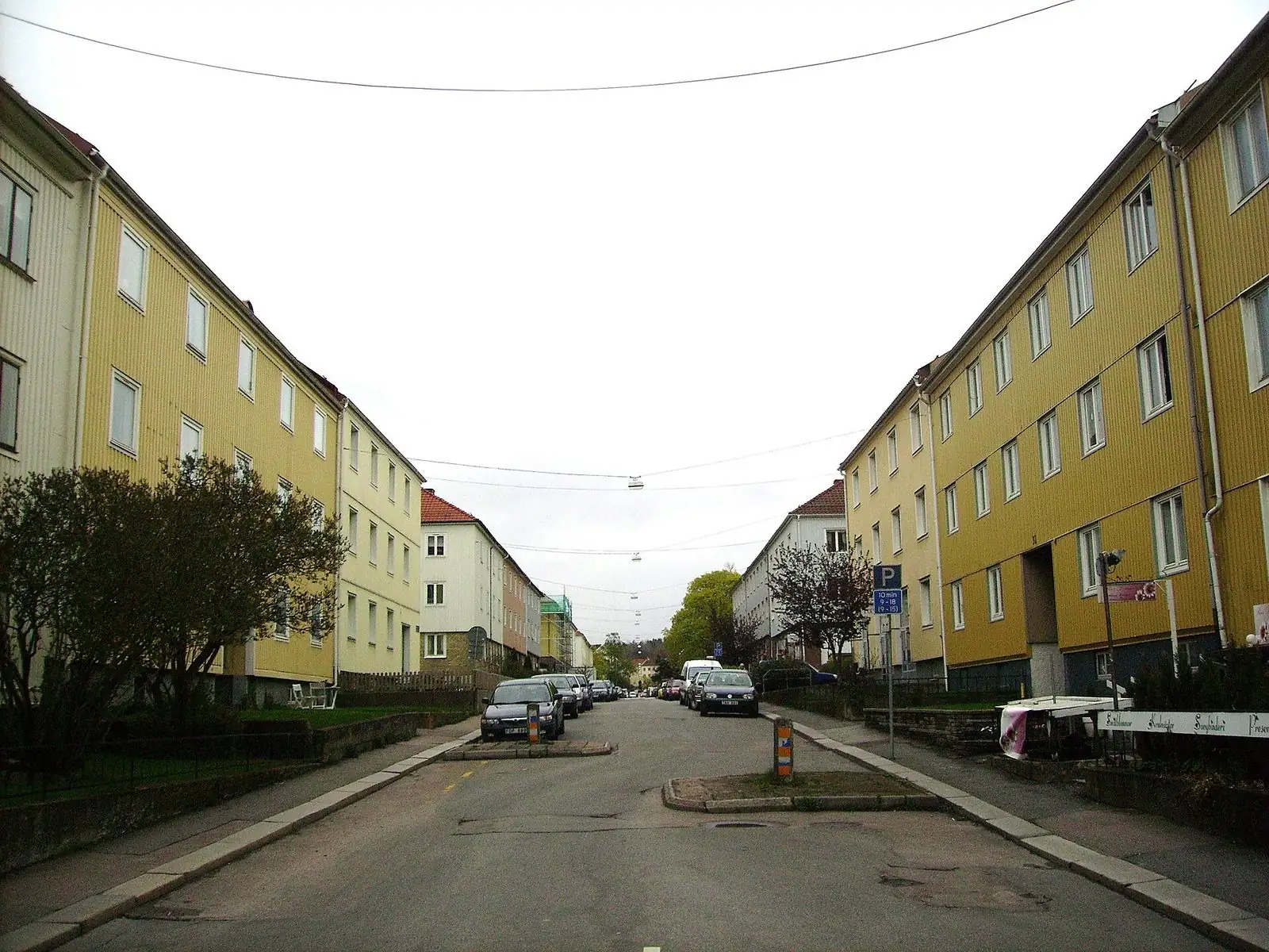 Gula bostadshus längs en gata i Kålltorp