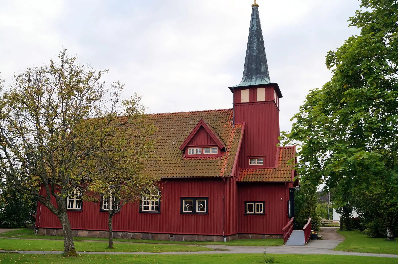 Kärra kyrka i rött trä