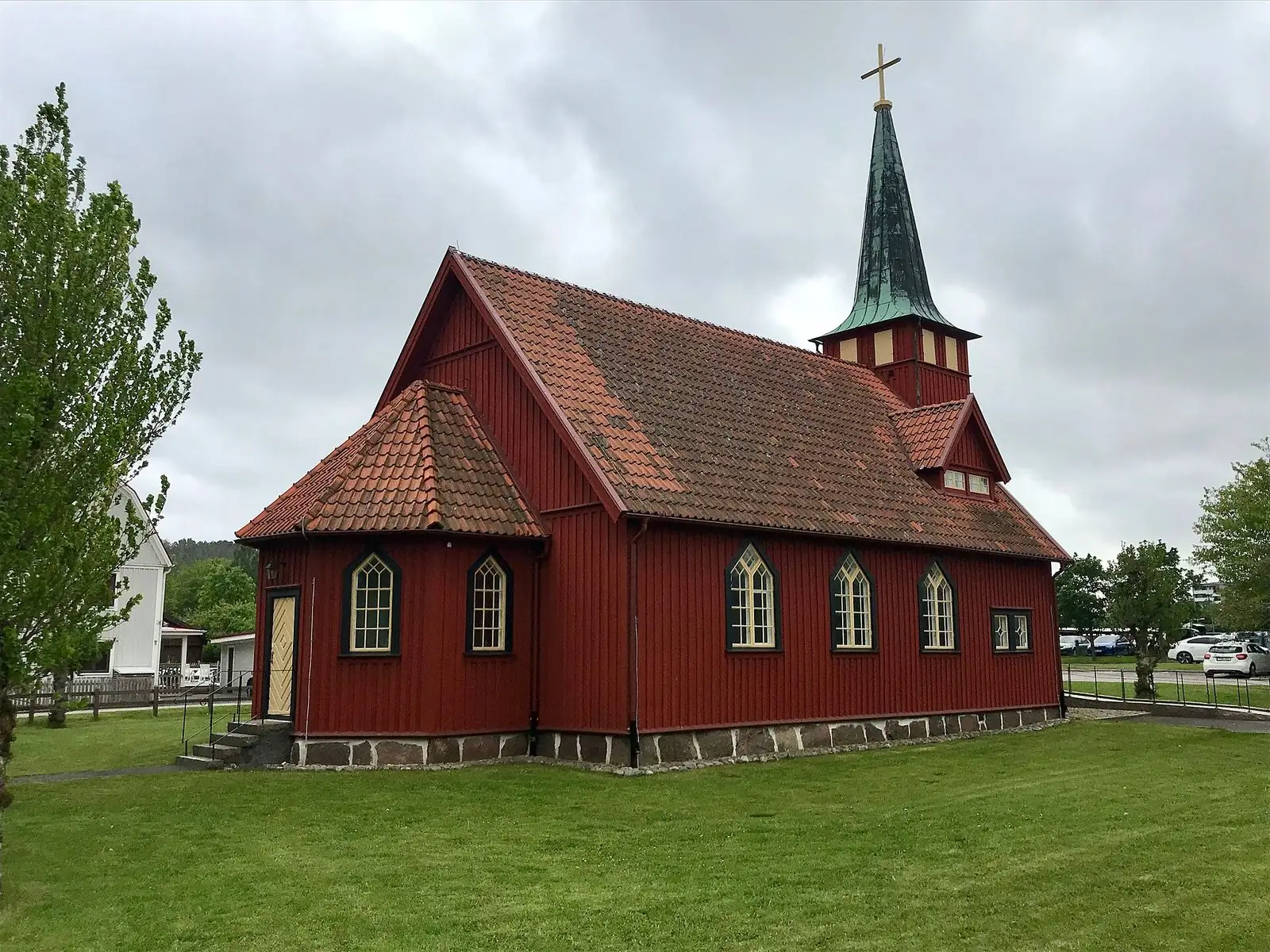 Kärra kyrka en molnig dag
